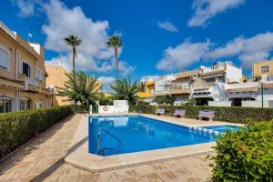 Kulcsrakész bungaló medencével és napozóterasszal Orihuela Costa szívében – minden költséggel együtt, kiváló áron!