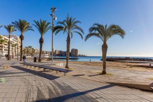 Eladó tágas, 3 hálószobás apartman Torrevieja szívében – 500 méterre a tengerparttól!